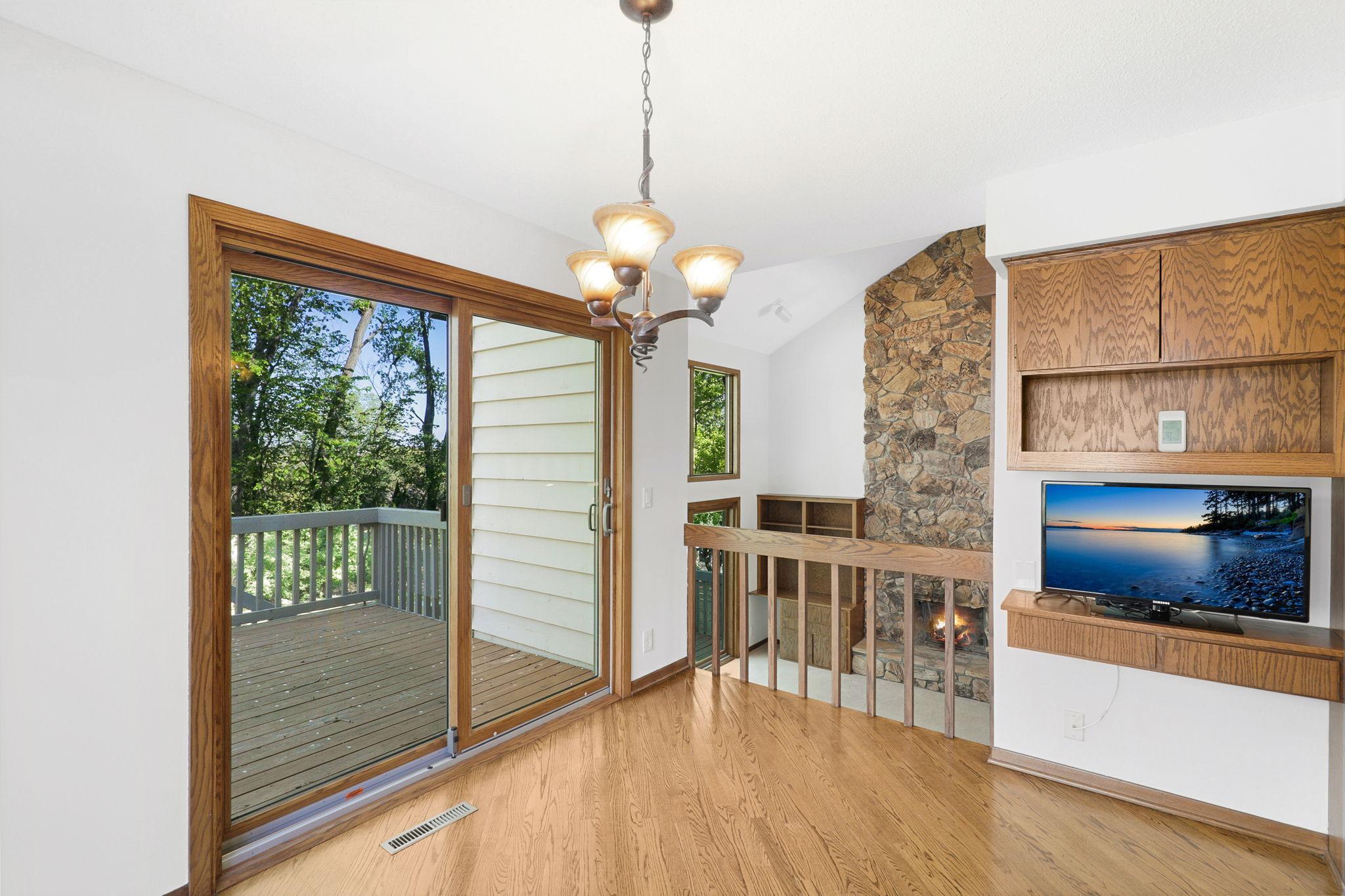 15 - Breakfast Area - Deck.jpg