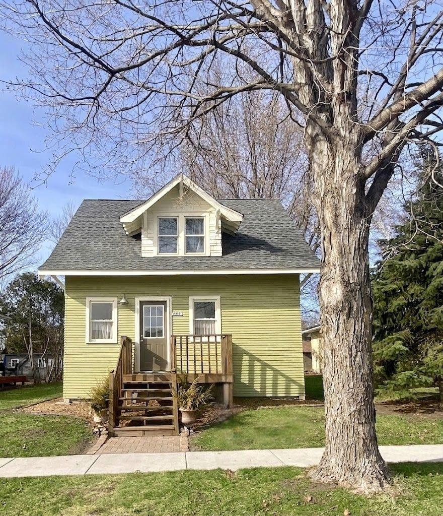 Charming bungalow almost completely brand new!