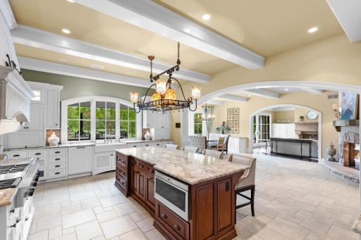 1560 Hunter Drive, Wayzata, MN 55391