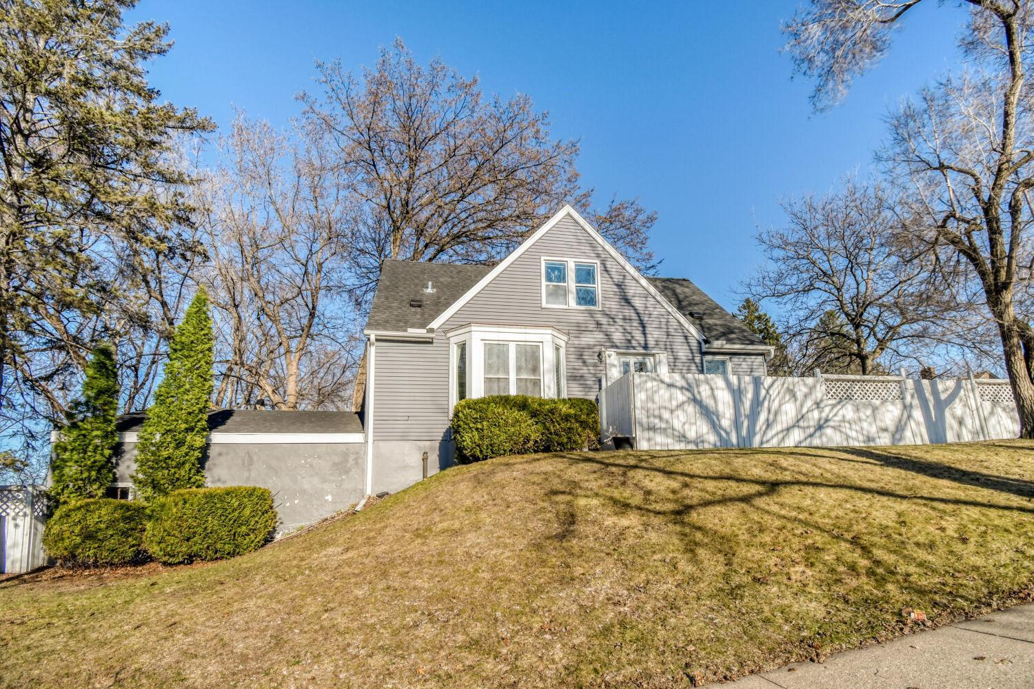 West Facing Allows For Plenty Of Sunlight!