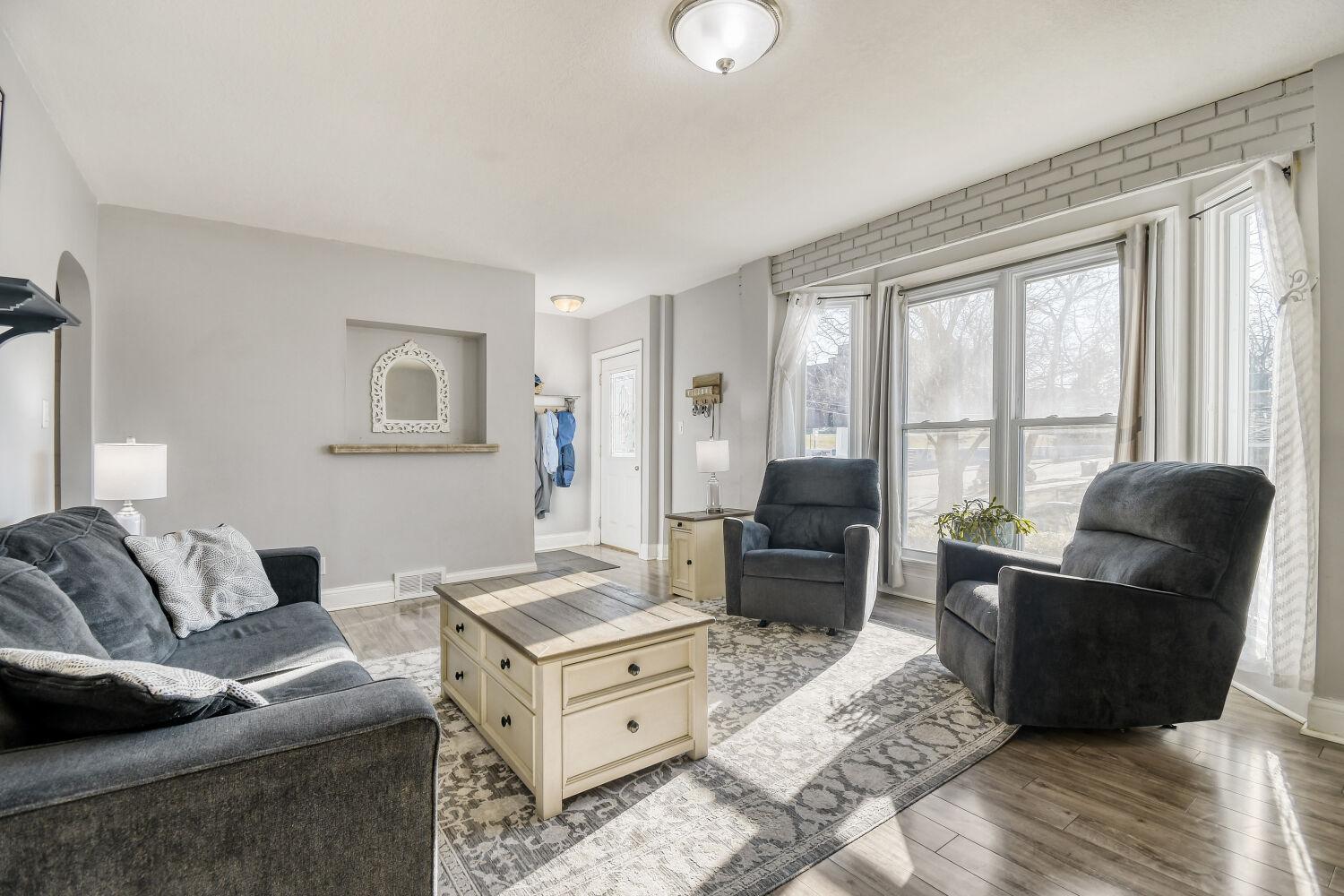 Great Space For Entertaining And Conversation