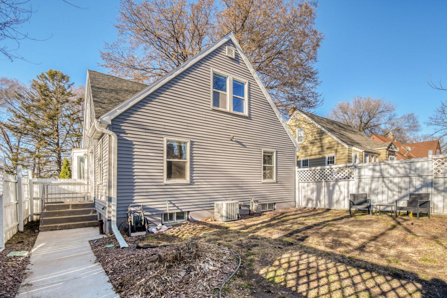 Private Yard Wonderful For Entertaining