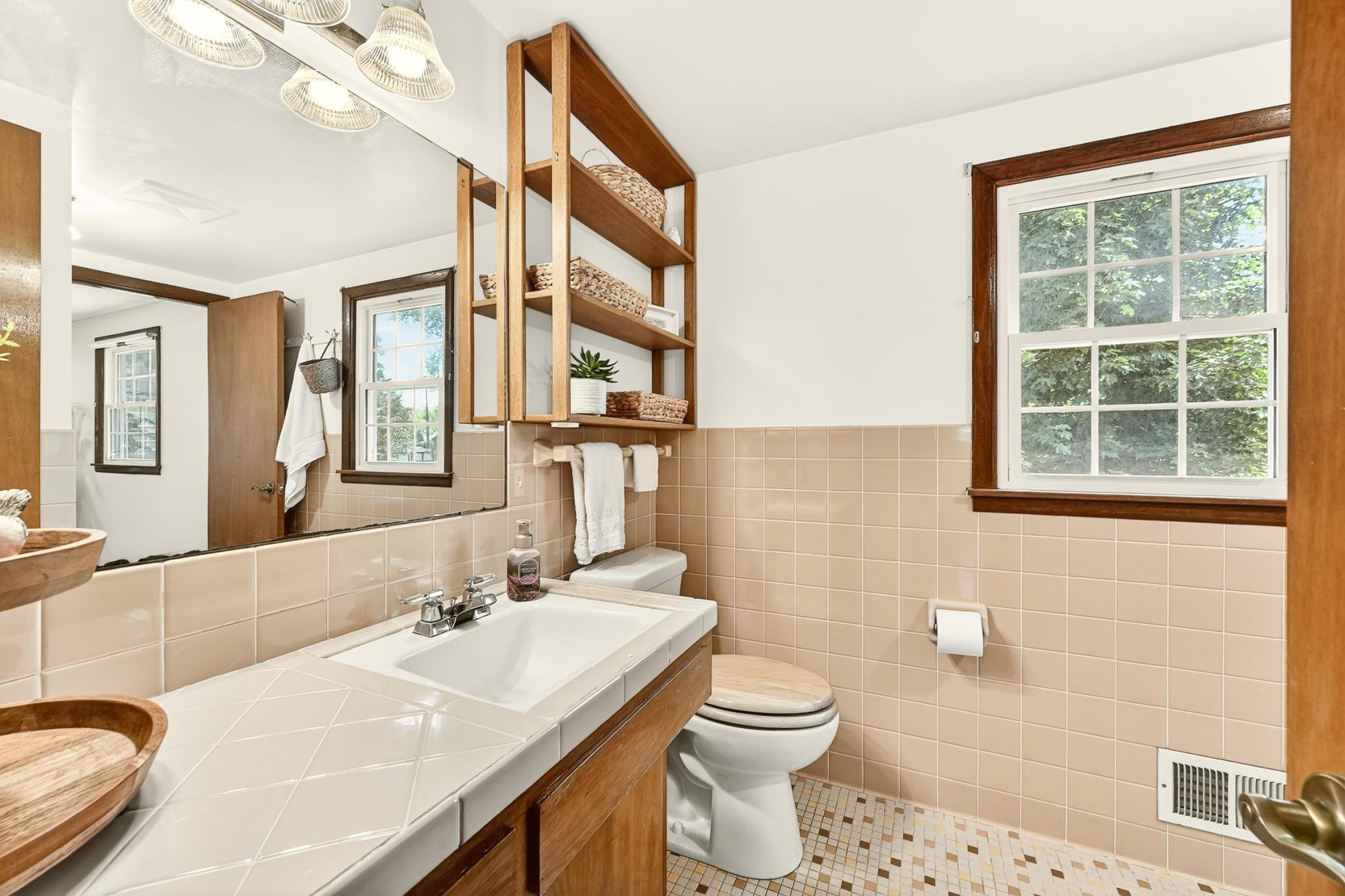Upper Level Full Bathroom