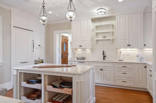 Subzero refrigerator, Wolf gas stove, high end appliances