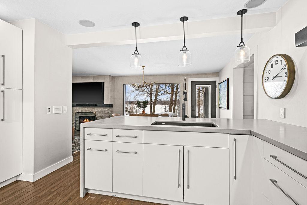 Enjoy cooking and views of the lake