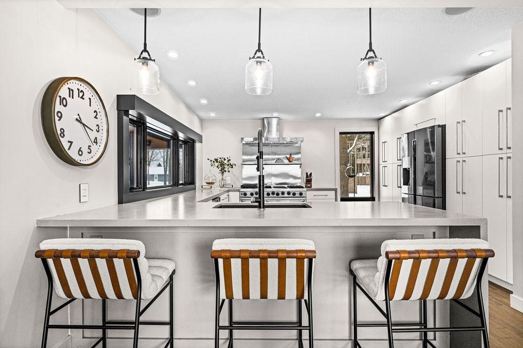 Gather around this stunning peninsula island, the heart of any gathering. With ample seating and plenty of space to entertain in style