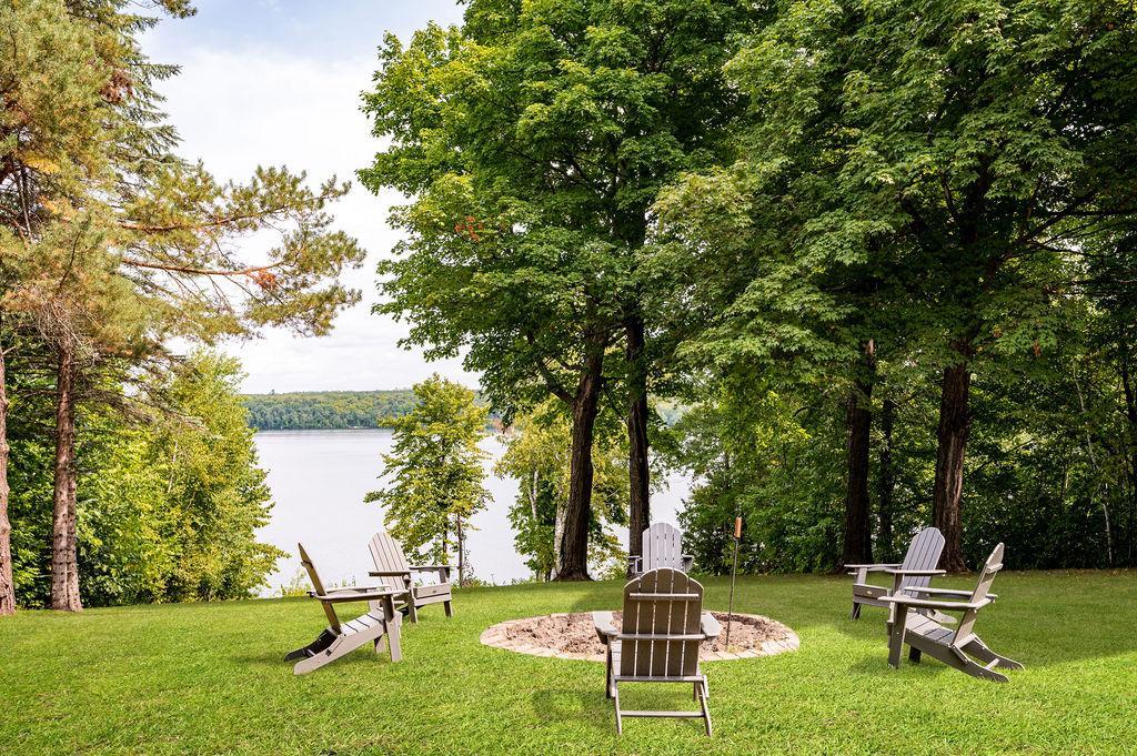 Gather around the outdoor fire pit for evening entertainment and enjoy the stunning views of Pokegama