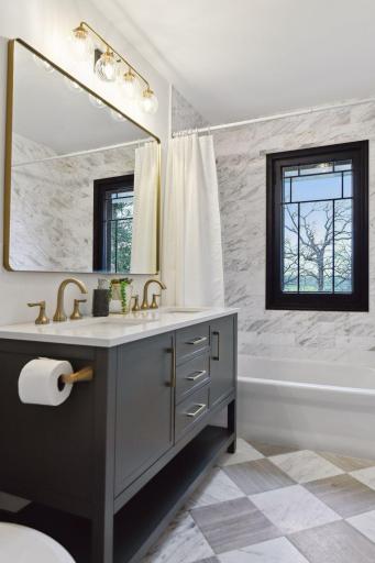 Upper level full bath walk-thru primary bath