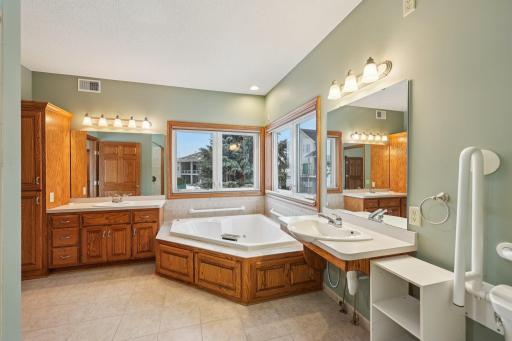 Dual sinks in primary bath