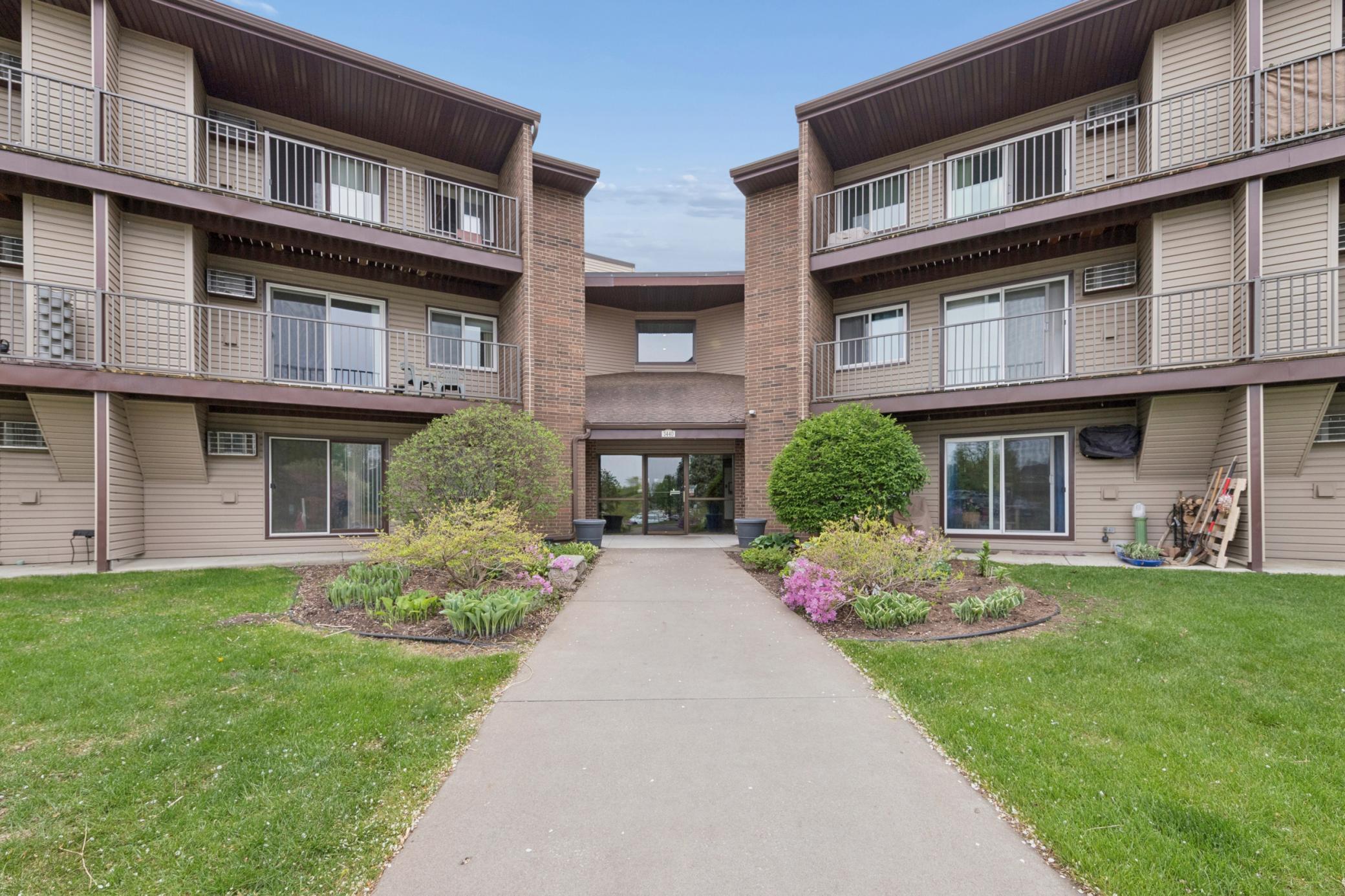 Welcome to 3440 Golfview Drive #121 of Eagan, MN! Incredibly well cared for, tidy and clean. Come on in and see all the great amenities your new home has to offer!