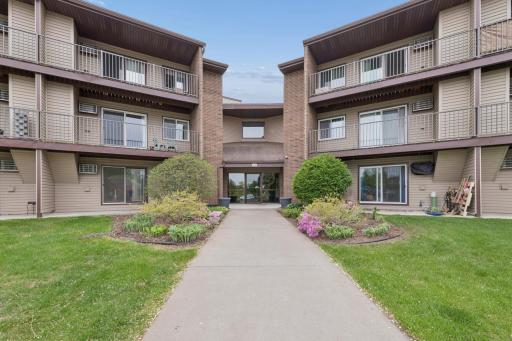 Welcome to 3440 Golfview Drive #121 of Eagan, MN! Incredibly well cared for, tidy and clean. Come on in and see all the great amenities your new home has to offer!