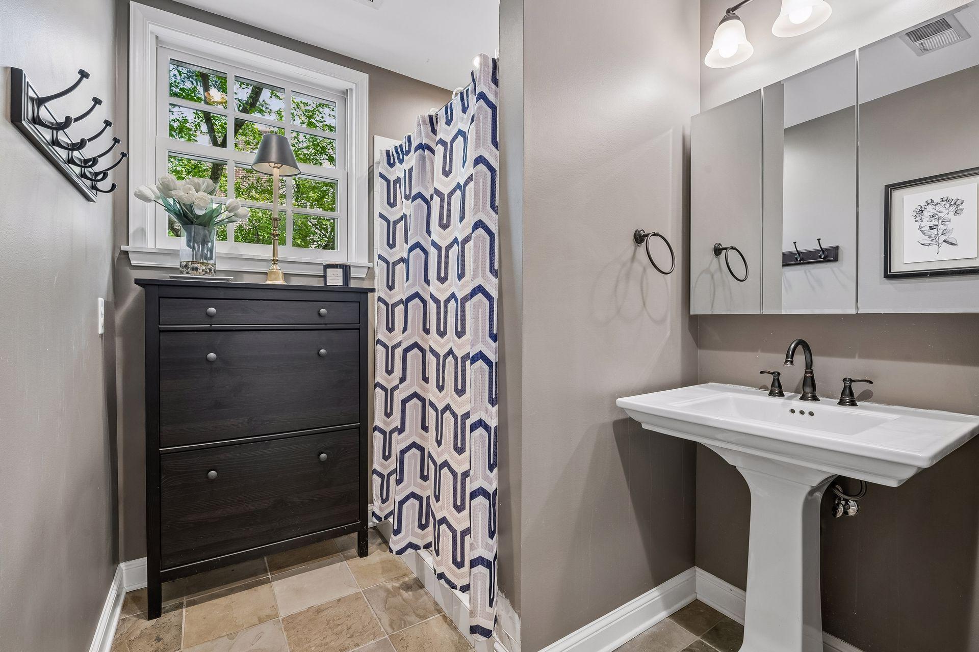 Main level bath with shower