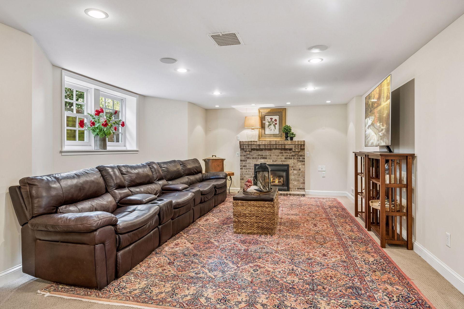Sunny amusement room and 3rd fireplace (gas)