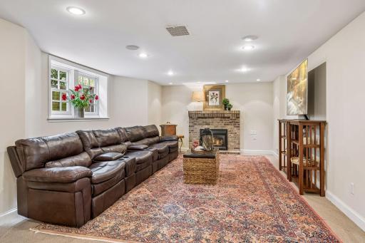 Sunny amusement room and 3rd fireplace (gas)