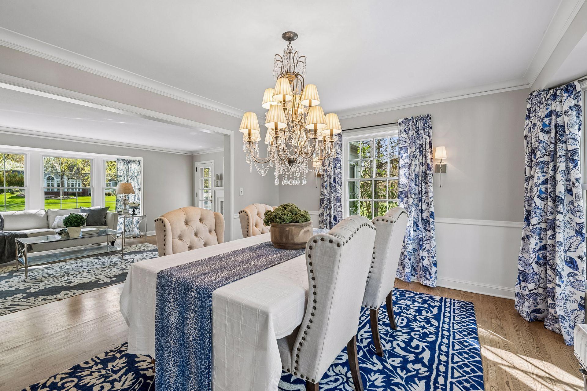 Grand sized dining room