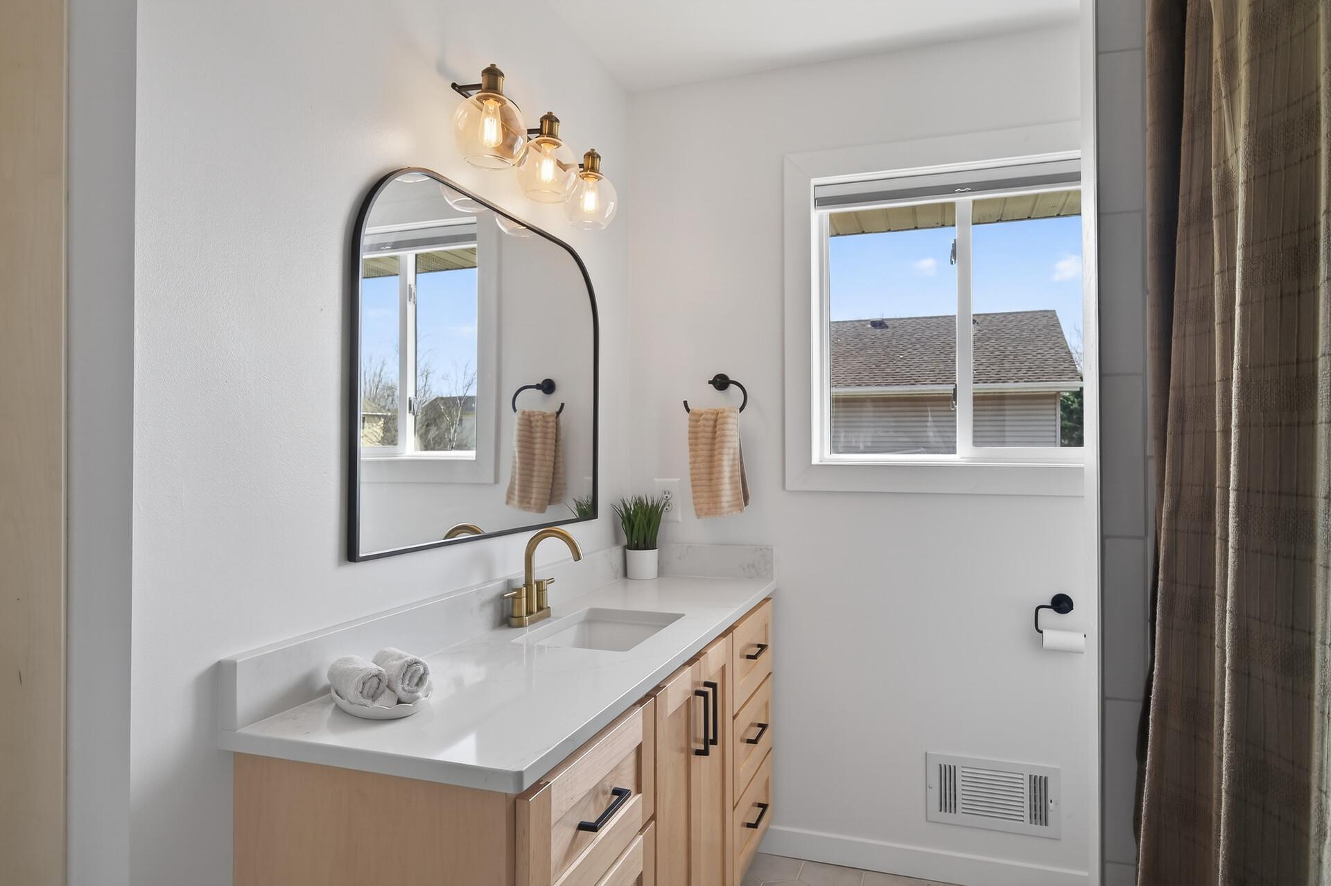 Upper Level Full Bathroom