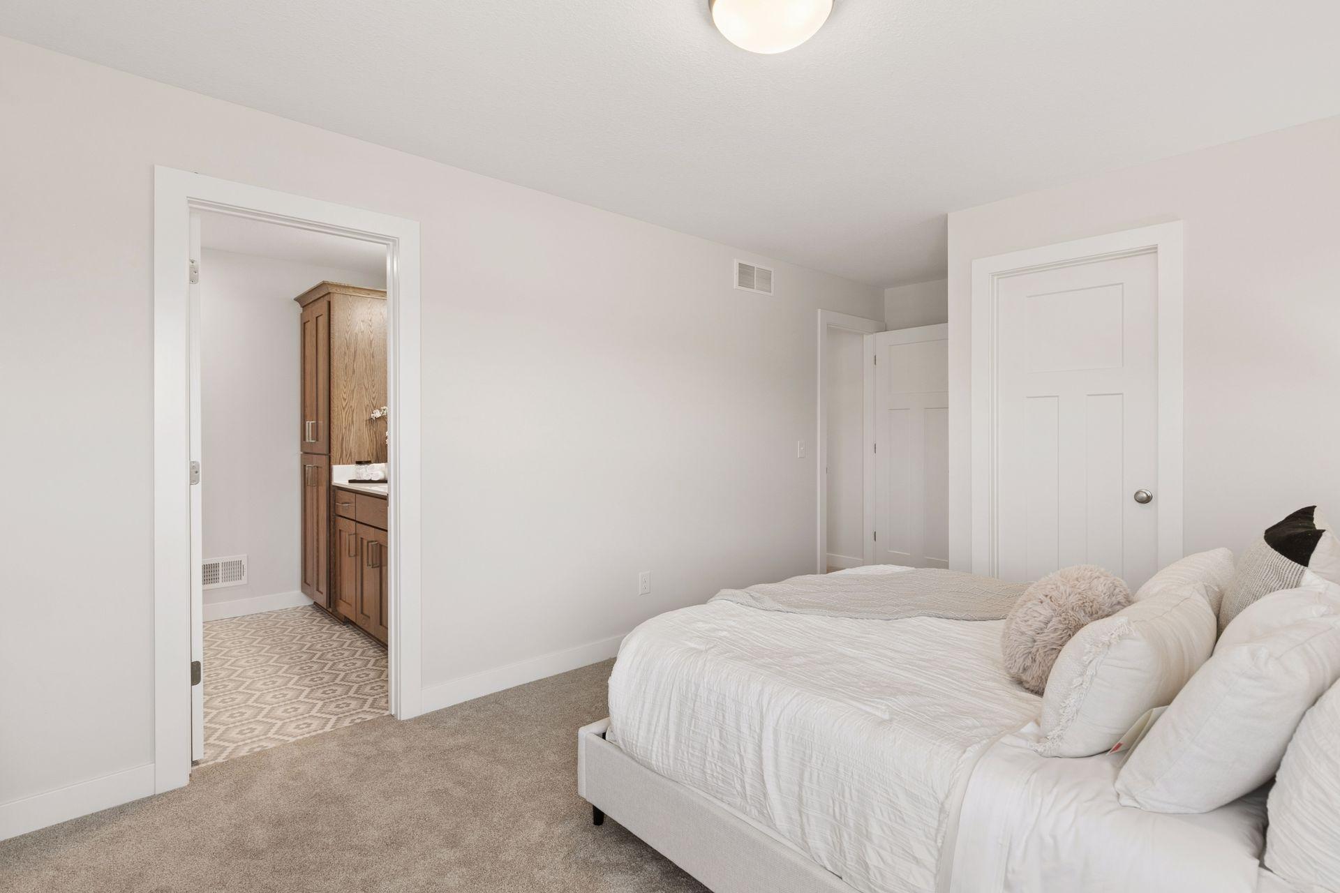 Private bathroom & WIC