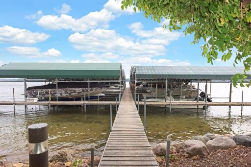 The HOA installs a private dock each year in the Gideon's Commons area which houses the neighborhood's deeded boat slips.
