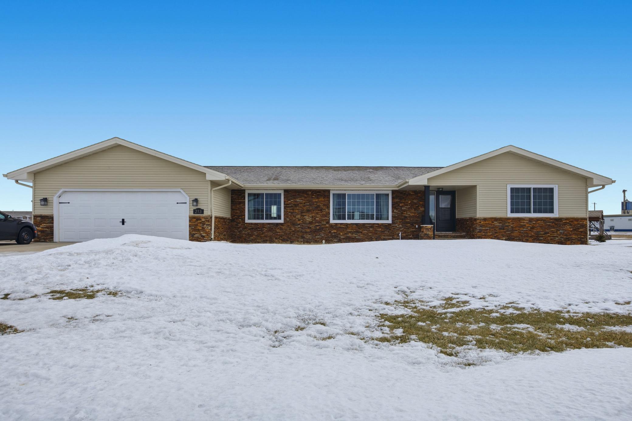 213 5th Street NW, Gwinner, ND 58040