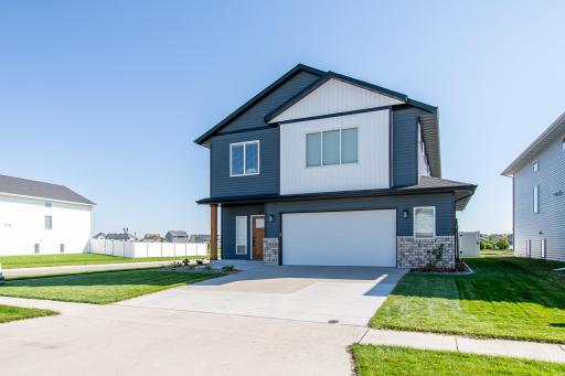 5507 Lori Lane W, West Fargo, ND 58078