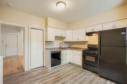 595 Hawthorne Avenue E, Saint Paul, MN 55130