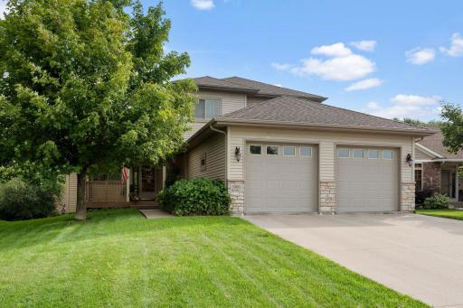 Gorgeous 2 Story with a lower level/walkout basement on the Crow River with Private Views of Crow Hassan Park Reserve - a lot of wildlife!