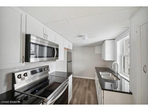 5825 Lower level kitchen.jpg