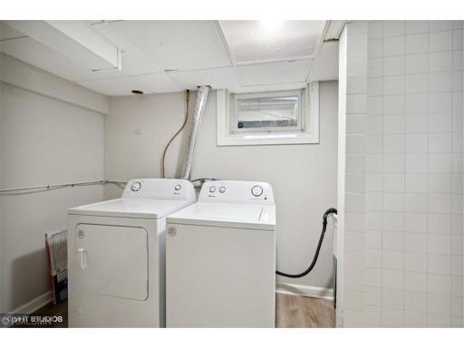5825 Laundry room.jpg
