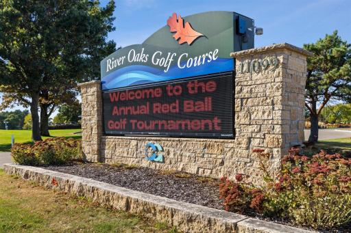Whether you're looking for a round of golf near you or a gorgeous wedding event space in Cottage Grove, MN, River Oaks Golf Course & Event Space is 3 minutes away!