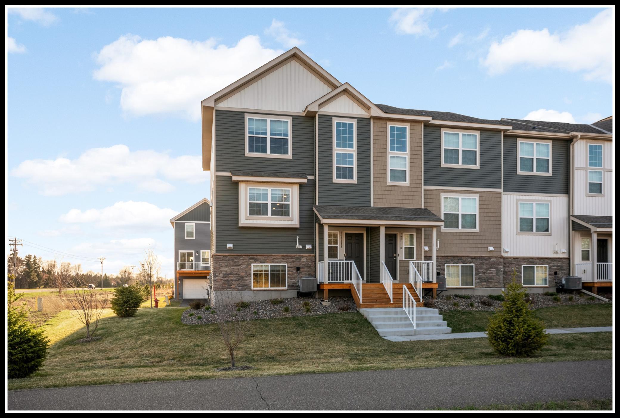 End unit with windows on three sides