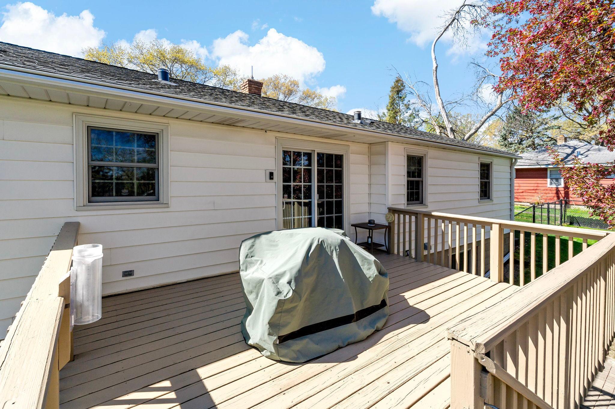 9-web-or-mls-39 Labore Ave St Paul MN_0011.jpg