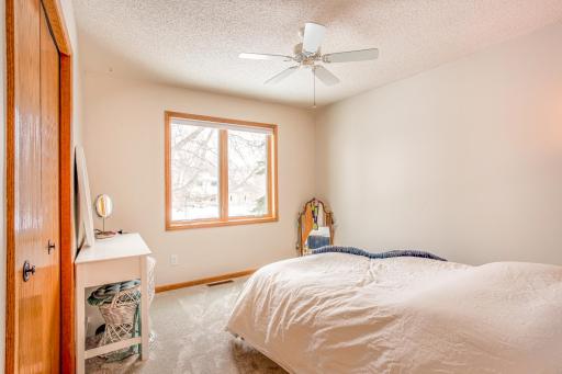 Cozy secondary bedroom with natural light and a functional layoutâideal for guests, family, or a home office.
