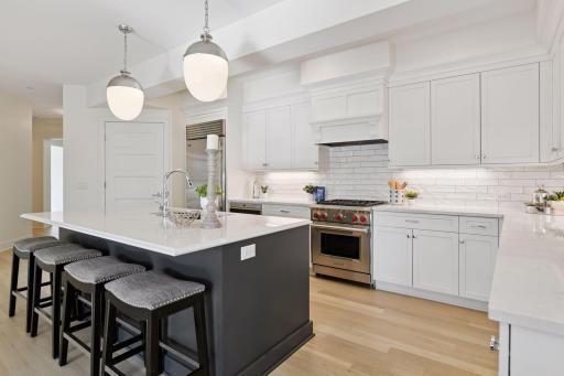 This kitchen is ideal for entertaining and cooking, complemented by a spacious walk-in pantry