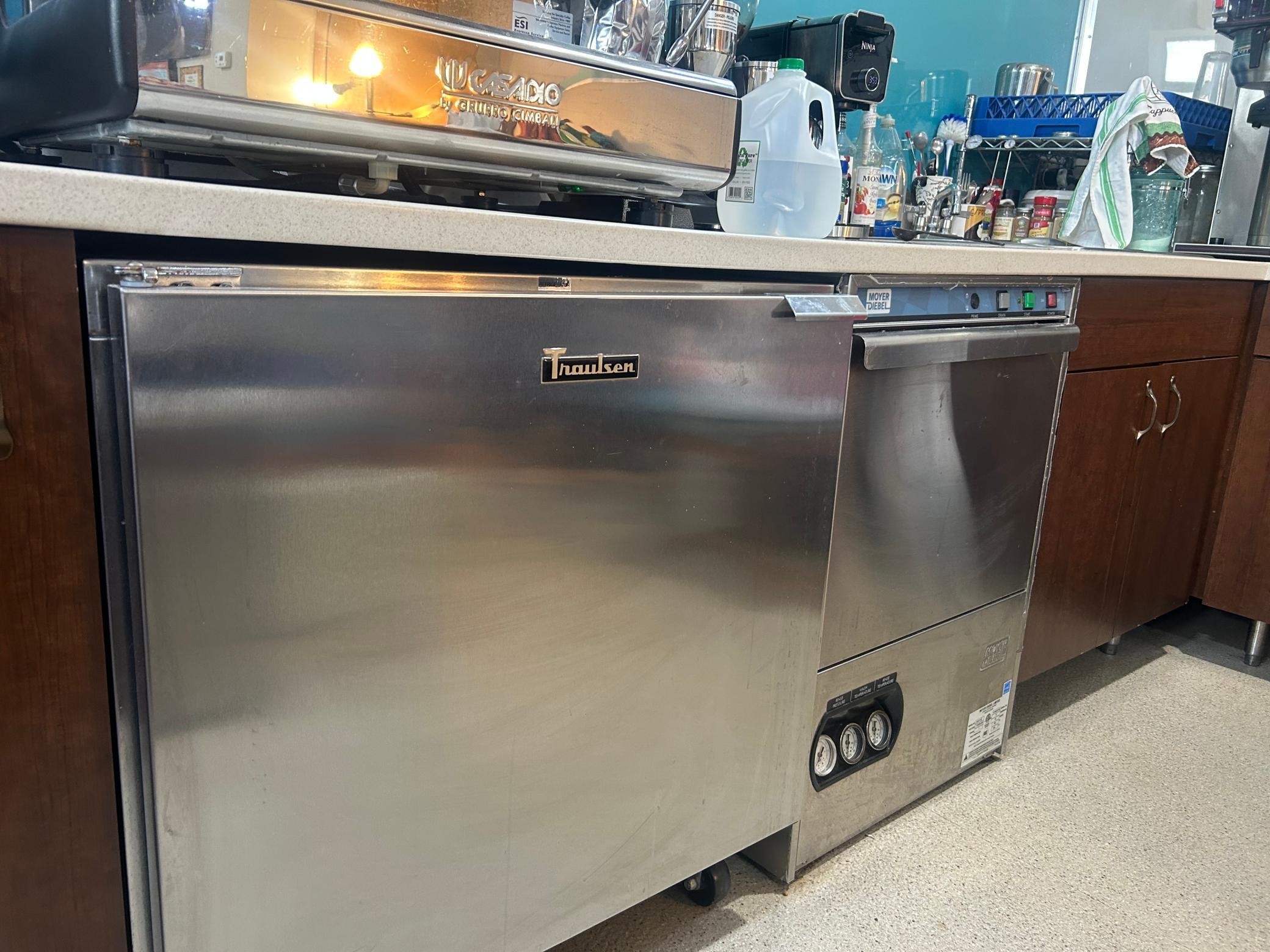 Main level built-in stainless steel cooler, sanitizer, sink and ice machine.