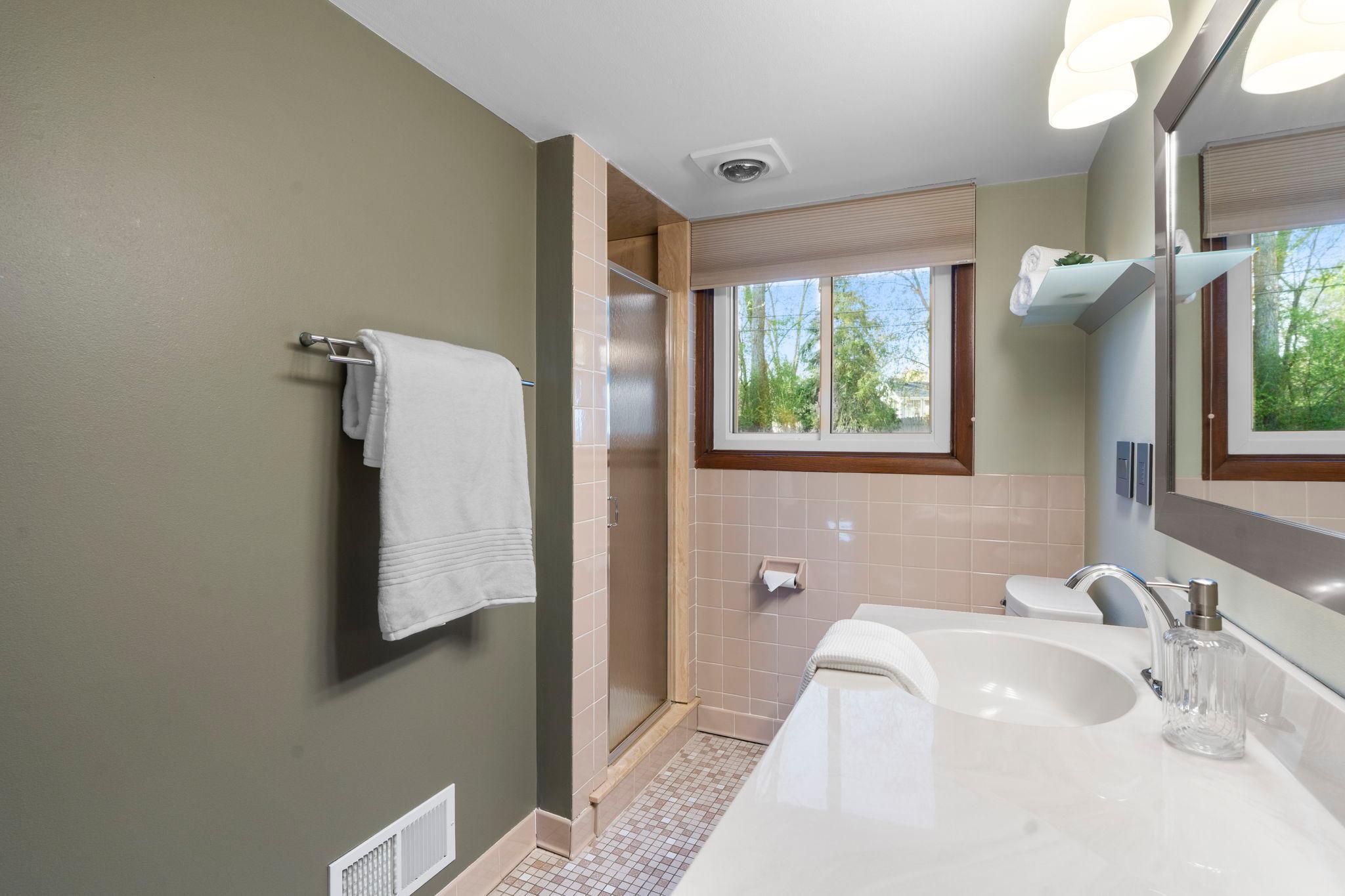 47-web-or-mls-10604 32nd Ave N-351.jpg