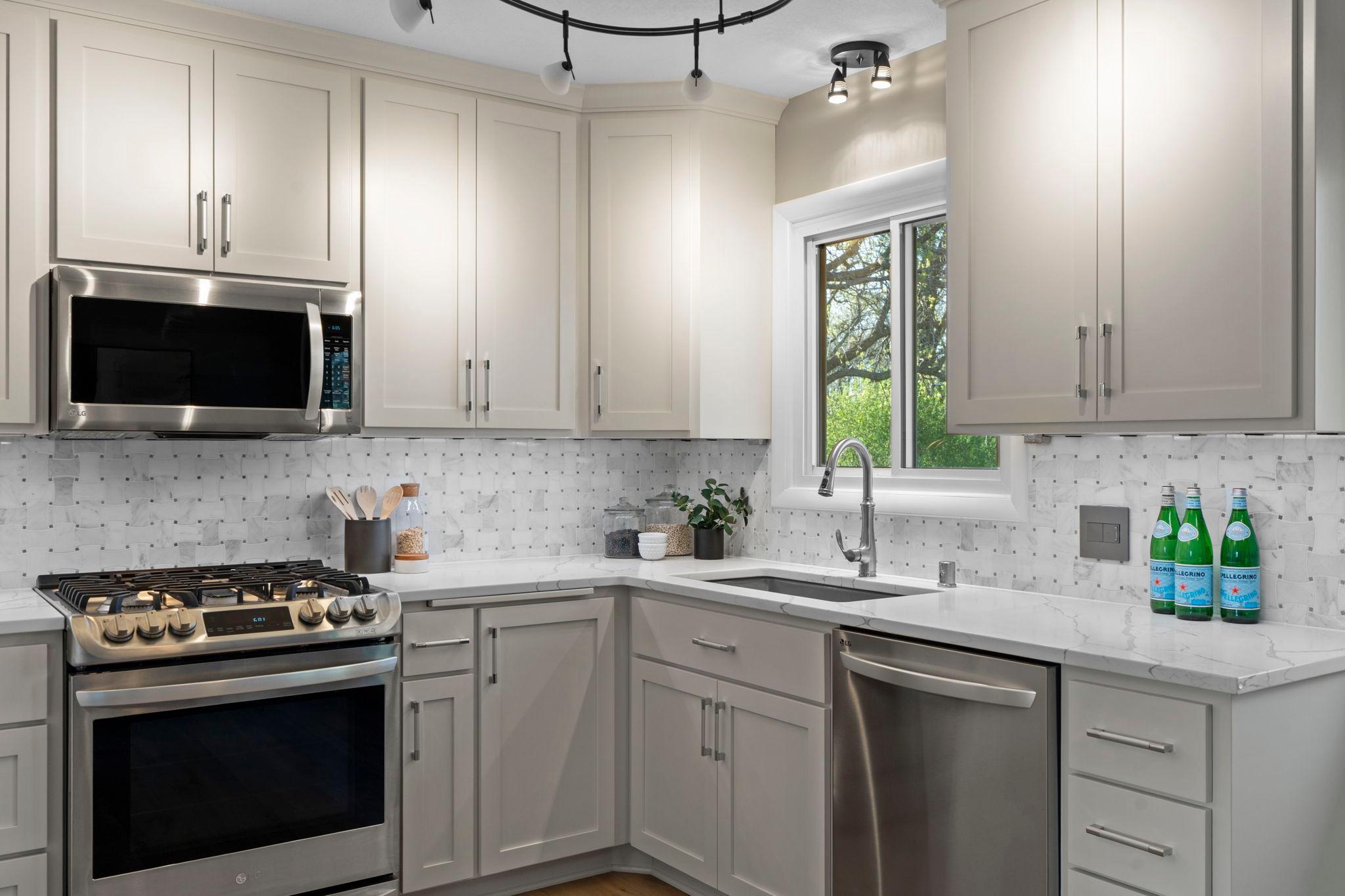 23-web-or-mls-10604 32nd Ave N-226.jpg