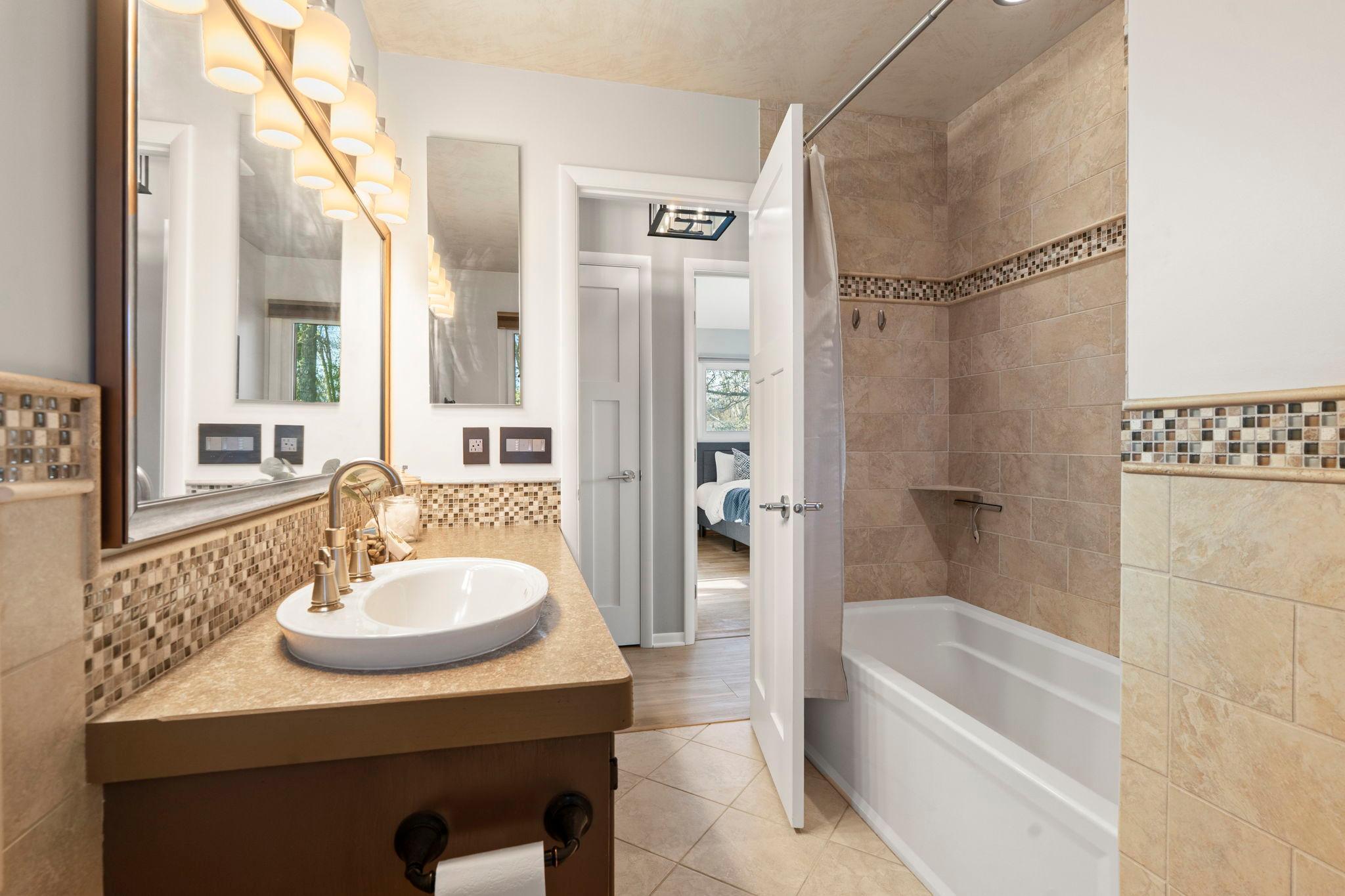 34-web-or-mls-10604 32nd Ave N-296.jpg