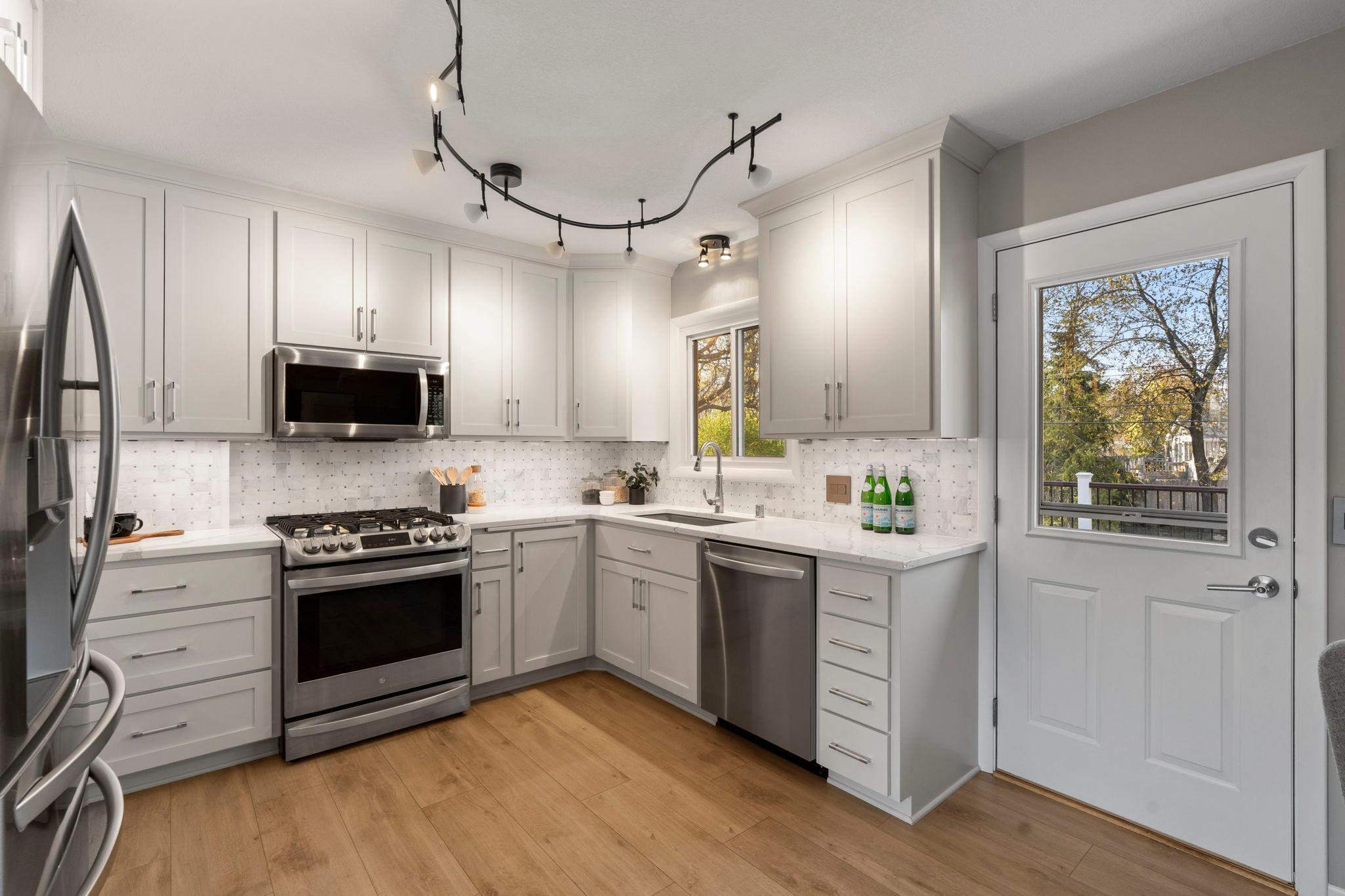22-web-or-mls-10604 32nd Ave N-221.jpg