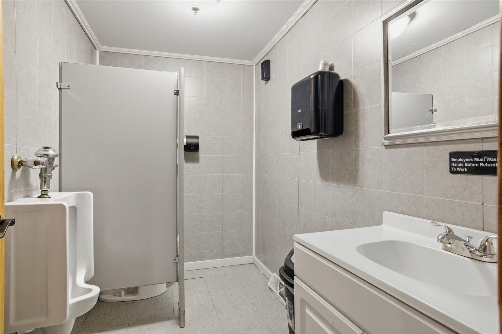 39-Bathroom.jpg