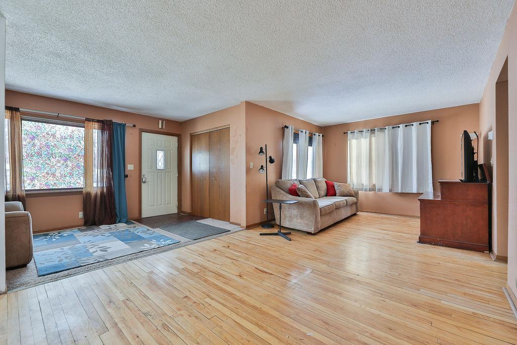 Spacious & bright Living Room