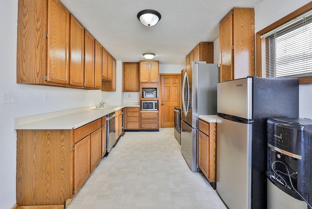 Spacious Kitchen w/ stainless steel appliances