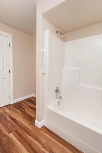 Hollywood Full Bathroom