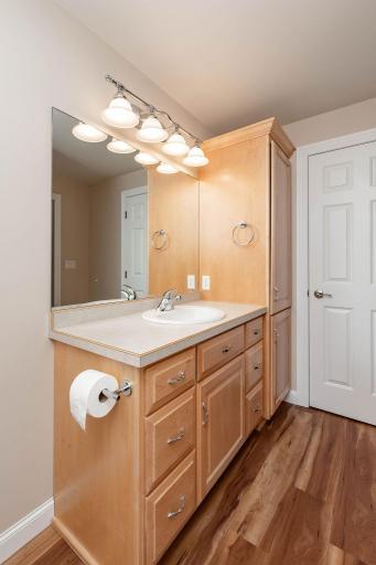 Hollywood Full Bathroom