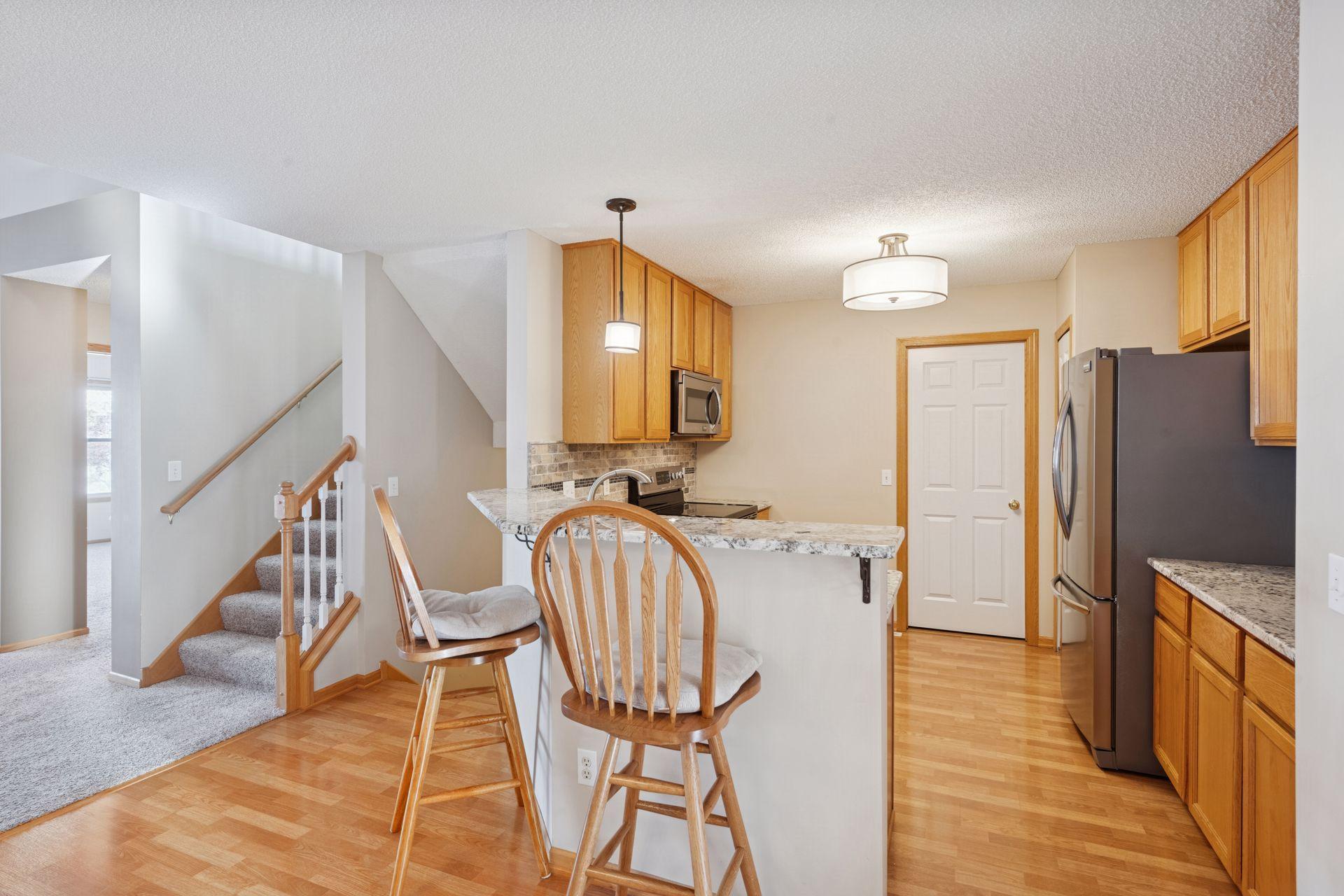 Two-tiered peninsula with granite countertops