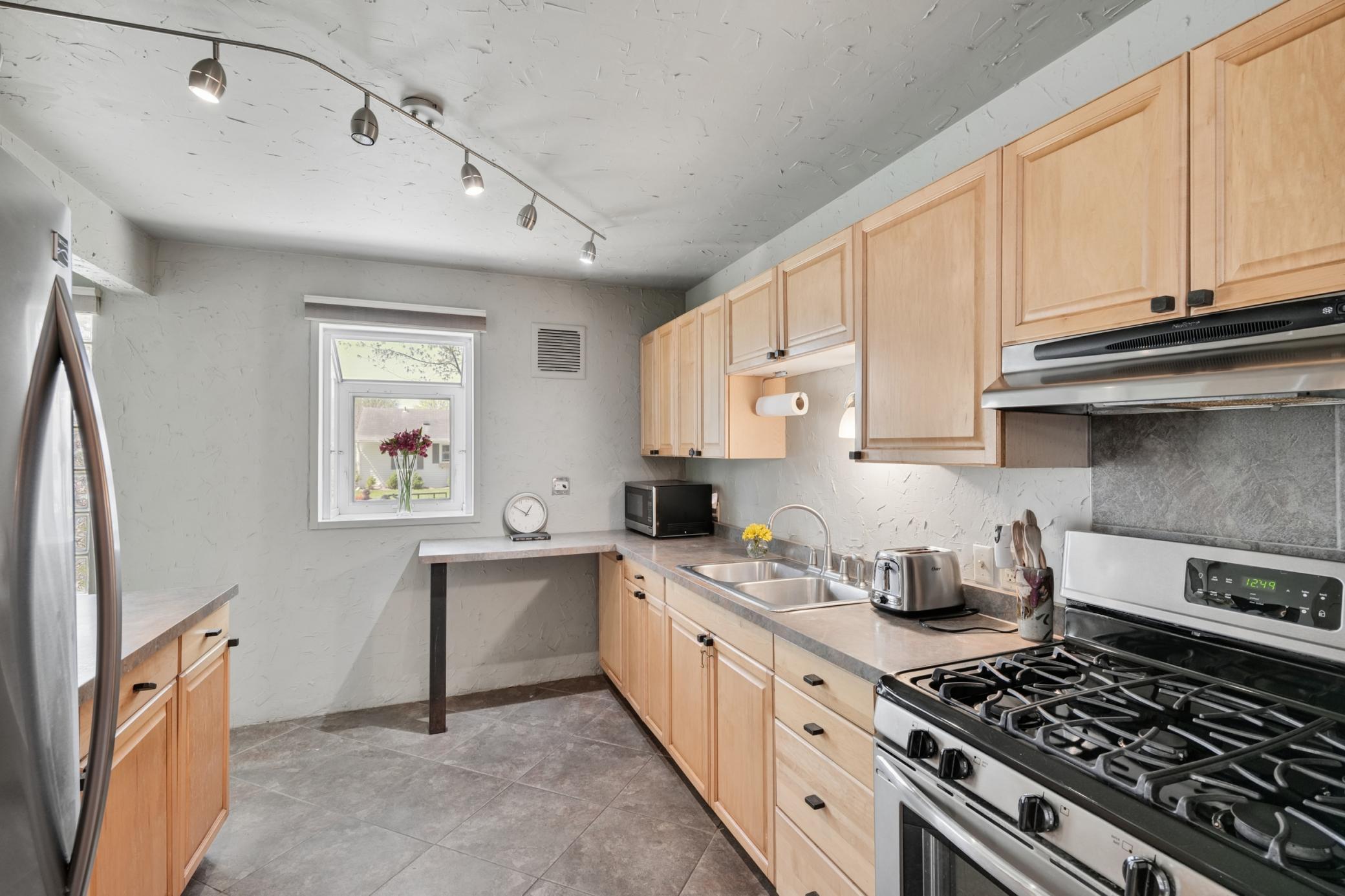 Spend every day in this kitchen making your coffee, eggs and toast for breakfast. A sparkling water and sandwich for lunch. A glass of your favorite beverage and wild rice soup for dinner. Bake cupcakes with lots of frosting for dessert. Yum