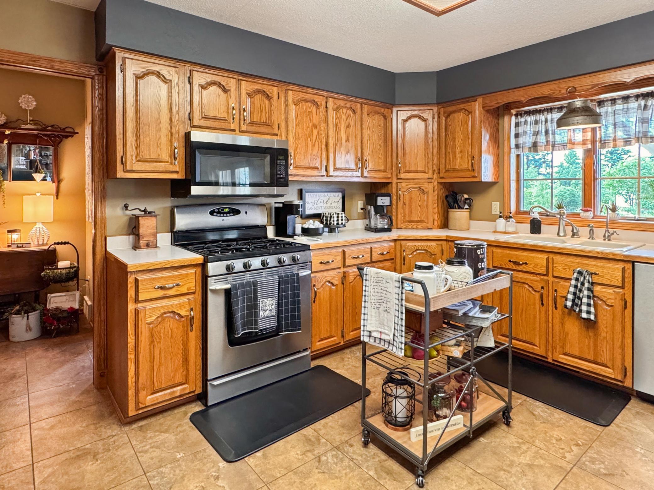 Large amount of kitchen cabinets