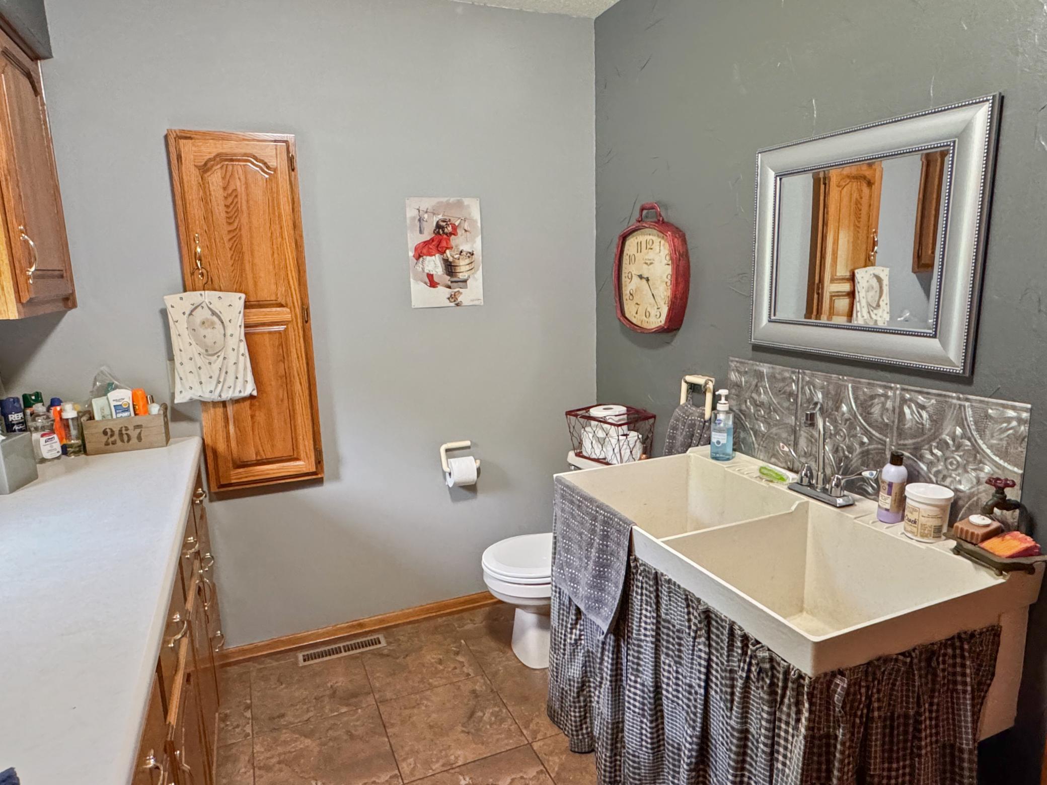 Laundry had 1/2 bath