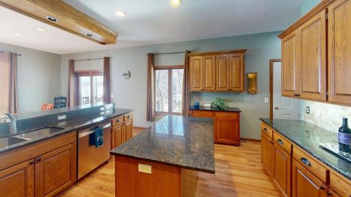 Center island & ample cabinet/countertop space