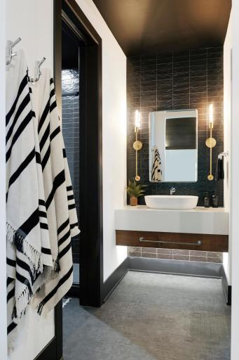 Lake bath for convenient entertaining - previously built home