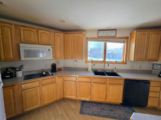 Maple cabinets with pullout drawers & laminate flooring